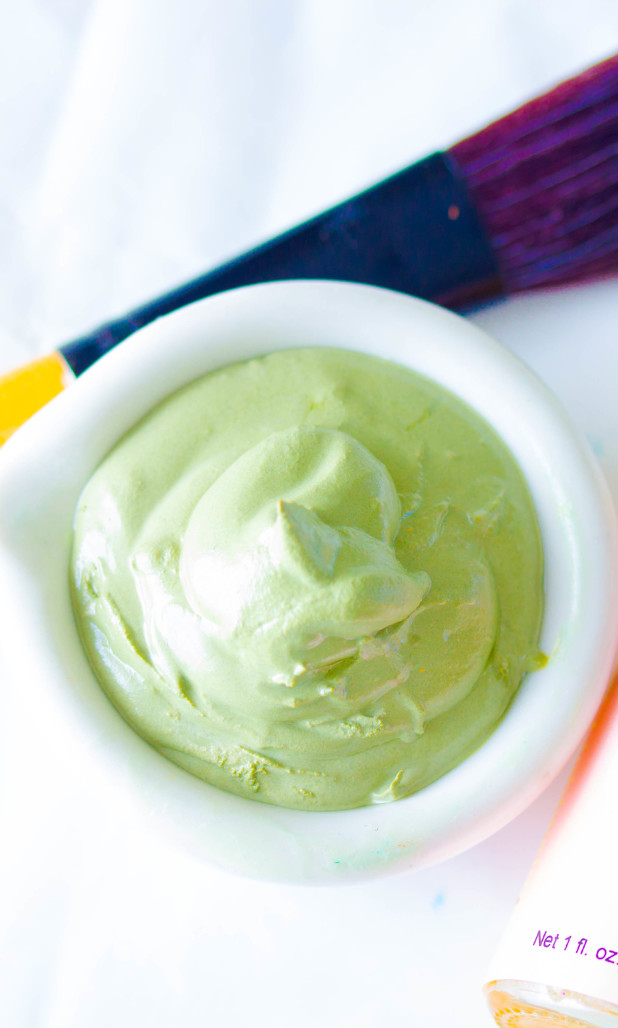 Make this easy all natural four ingredient Green Tea Clay Mask this to tighten pores and detoxify the skin