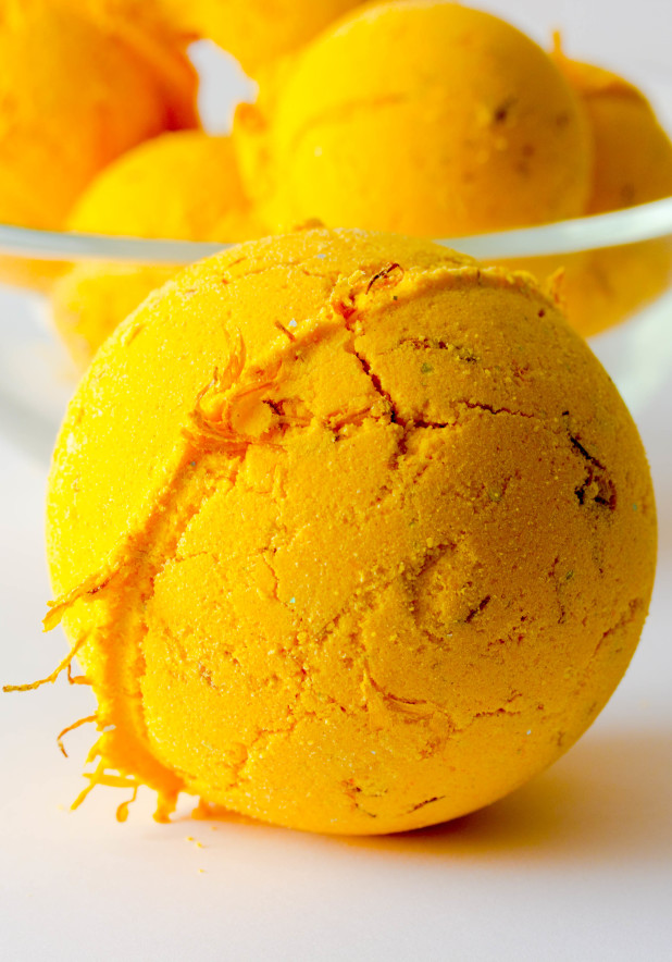 Take advantage of this lemon season and invigorate your bath with these lovely lemon essential oil bathbombs.