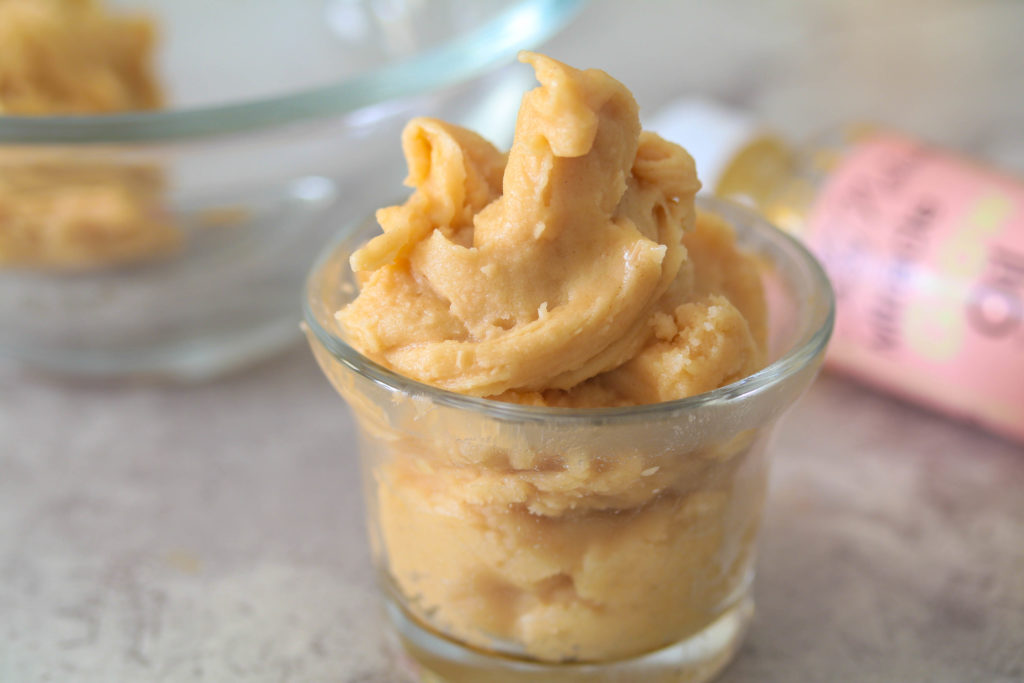 Looking to give your face a dewy and naturally glow look try this two-ingredient face mask. Coconut oil and honey is all you need for this skincare DIY!