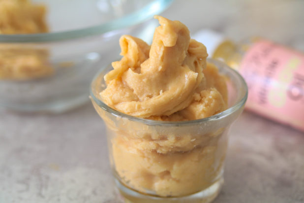 Looking to give your face a dewy and naturally glow look try this two-ingredient face mask. Coconut oil and honey is all you need for this skincare DIY!