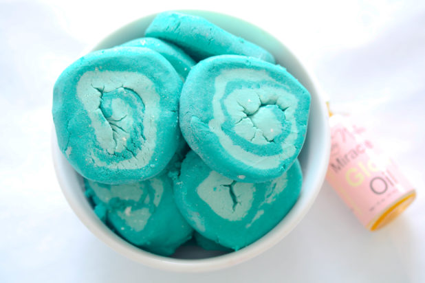 MOANA HEART OF TE FITI Bubble Bar is such a festive DIY Bubble Bath Bar Recipe, is the easiest Homemade Gift Idea for those who like simple creative crafts! Makes the perfect professional gift! 